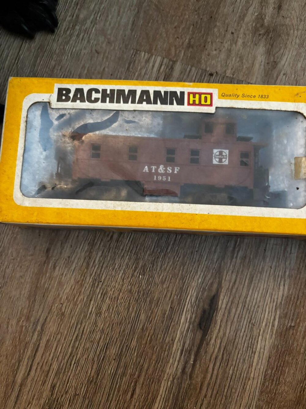 Bachmann HO 36' Caboose off Center Cupola Santa Fe 0987 Railroad Train display
